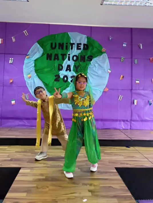<p>Ini merupakan potret Tatjana dan Dima yang sedang mengenakan baju India. Dalam akun Instagram pribadinya, Cynthia Lamusu memamerkan bahwa kegitan ini meurpakan acara sekolah untuk memperingati United National Day. [Foto: instagram.com/cynthia_lamusu]</p>