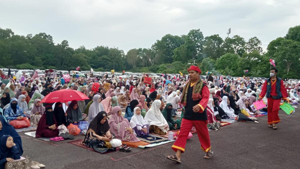 Sempat Diguyur Hujan Sholat Lebaran Idul Fitri Di Batam Berlangsung Khidmat Regional 