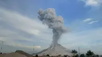Warga yang bermukim di sekitar Sungai Laborus wajib waspada menyusul erupsi Gunung Sinabung. (Liputan6.com/Reza Efendi)