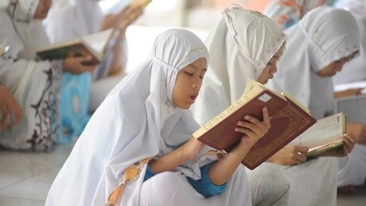 Tadarus dan hafal Ar-Rahman bisa dapat jilbab gratis | Copyright by ©2017 merdeka.com/arie basuki