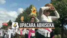 Ratusan umat Hindu menggelar Upacara Abhiseka di kawasan Candi Prambanan, Yogyakarta. Upacara ini digelar untuk memperingati berdirinya Candi Prambanan yang berusia 1000 tahun lebih.