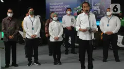 Presiden Joko Widodo memberi sambutan pada peluncuran kolaborasi pengembangan ekosistem kendaraan listrik di Jakarta Selasa (22/2/2022). Sebelumnya, Gojek bersama Electrum dan Pertamina telah melakukan uji coba komersial tahap satu motor listrik. (Liputan6.com/HO/Gojek)