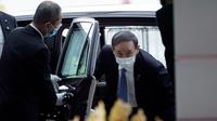 Yoshihide Suga tiba di kantor perdana menteri setelah terpilih sebagai Perdana Menteri Baru Jepang, di Tokyo, Rabu (16/9/2020). Yoshihide Suga secara resmi terpilih sebagai PM Jepang dalam pemungutan suara parlemen, menggantikan Shinzo Abe yang mundur karena sakit. (AP Photo/Eugene Hoshiko)