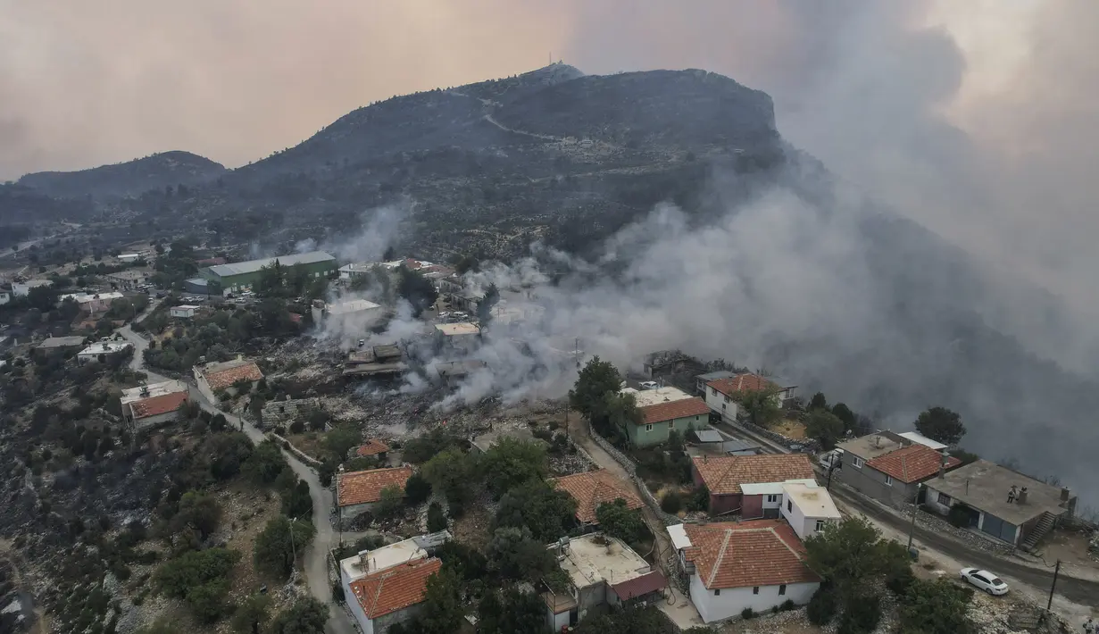 Pemandangan udara dari Desa Sirtkoy yang terbakar, dekat Manavgat, Antalya, Turki, Minggu (1/8/2021). Menteri Kehutanan Turki mentweet bahwa lima kebakaran terus berlanjut di tujuan wisata Antalya dan Mugla. (AP Photo)
