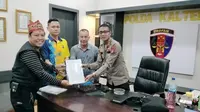Ketua Kalteng Watch, Men Gumpul (rompi hitam) bersama Ketua Kelompok Tani Lewu Taheta Daryana (kemeja abu-abu) menyerahkan laporan ke Bidang Profesi dan Pengamanan Polda Kalimantan Tengah.