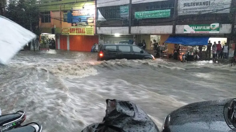 Bandung Diterjang Banjir Bandang Lagi, 2 Mobil Terseret Arus