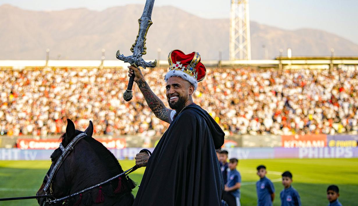 <p>Arturo Vidal memakai kostum seorang raja dan menunggangi kuda saat diperkenalkan sebagai pemain baru klub Liga Chile, Colo-Colo di Stadion Monumental David Arellano, Chili, Jumat (2/2/2024) WIB. Vidal kembali bermain untuk Colo-Colo setelah 17 tahun sukses berkarir bermain untuk klub sepak bola di Eropa dan Amerika Selatan. (AP Photo/Esteban Felix)</p>