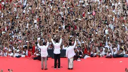 Capres nomor urut 01 Joko Widodo atau Jokowi didampingi Cawapres Ma’ruf Amin dan Wapres Jusuf Kalla saat menghadiri kampanye akbar di Stadion Utama GBK, Senayan, Jakarta, Sabtu (13/4). Kampanye yang dihadiri 500 musisi artis dan budayawan bertajuk Konser Putih Bersatu. (Liputan6.com/Angga Yuniar)