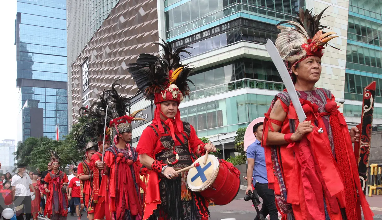 Peserta dari berbagai kalangan saat mengikuti pawai Tomohon International Flower Festival pada saat Hari Bebas Kendaraan Bermotor (HBKB) di  kawasan MH Thamrin, Jakarta, Minggu, (29/5/2016). (Liputan6.com/Herman Zakharia)