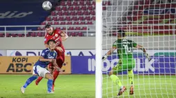 Gol tunggal Persija Jakarta dicetak oleh Marko Simic pada menit 45+1 babak pertama. Memanfaatkan umpan silang, Simic melepaskan sundulan yang gagal diantisipasi kiper Persib Bandung. (Bola.com/Bagaskara Lazuardi)