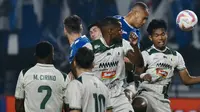 Tandukan keras Gustavo Franca membobol gawang PSS Sleman dalam laga pekan ke-30 BRI Liga 1 2024/2025 di Stadion Gelora Bandung Lautan Api, Bandung, Sabtu (26/4/2025) malam. (Dok. Persib).