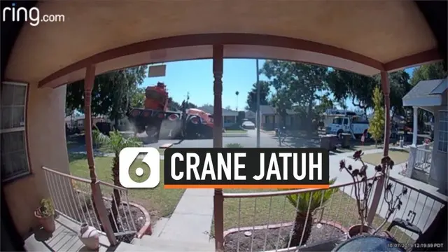 Sebuah truk crane yang sedang beroperasi tiba-tiba terjatuh di sebuah permukiman. Detik-detik jatuhnya crane terekam CCTV sebuah rumah.