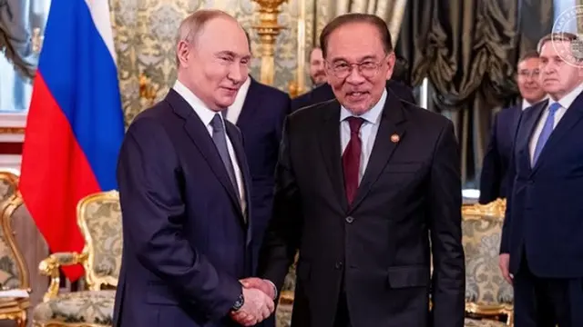 Perdana Menteri Malaysia Anwar Ibrahim dan Presiden Rusia Vladimir Putin saat bertemu di Moskow, Rabu (14/5/2025).