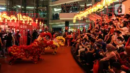 Pengunjung menyaksikan atraksi kelompok barongsai di mal kawasan Jakarta, Minggu (30/1/2022). Dalam rangka menyambut Tahun Baru Imlek, Mal di Jakarta menghadirkan atraksi barongsai yang untuk menghibur pengunjung dan menarik daya beli masyarakat. (Liputan6.com/Johan Tallo)