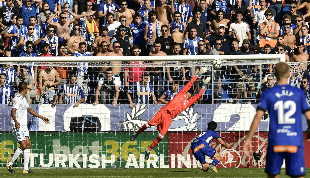 Proses terjadinya gol oleh gelandang Deportivo Alaves, Manu Garcia, ke gawang Real Madrid pada laga La Liga di Stadion Mendizorroza, Sabtu (23/9/2017). Real Madrid menang 2-1 atas  Deportivo Alaves. (AP/Alvaro Barrientos)