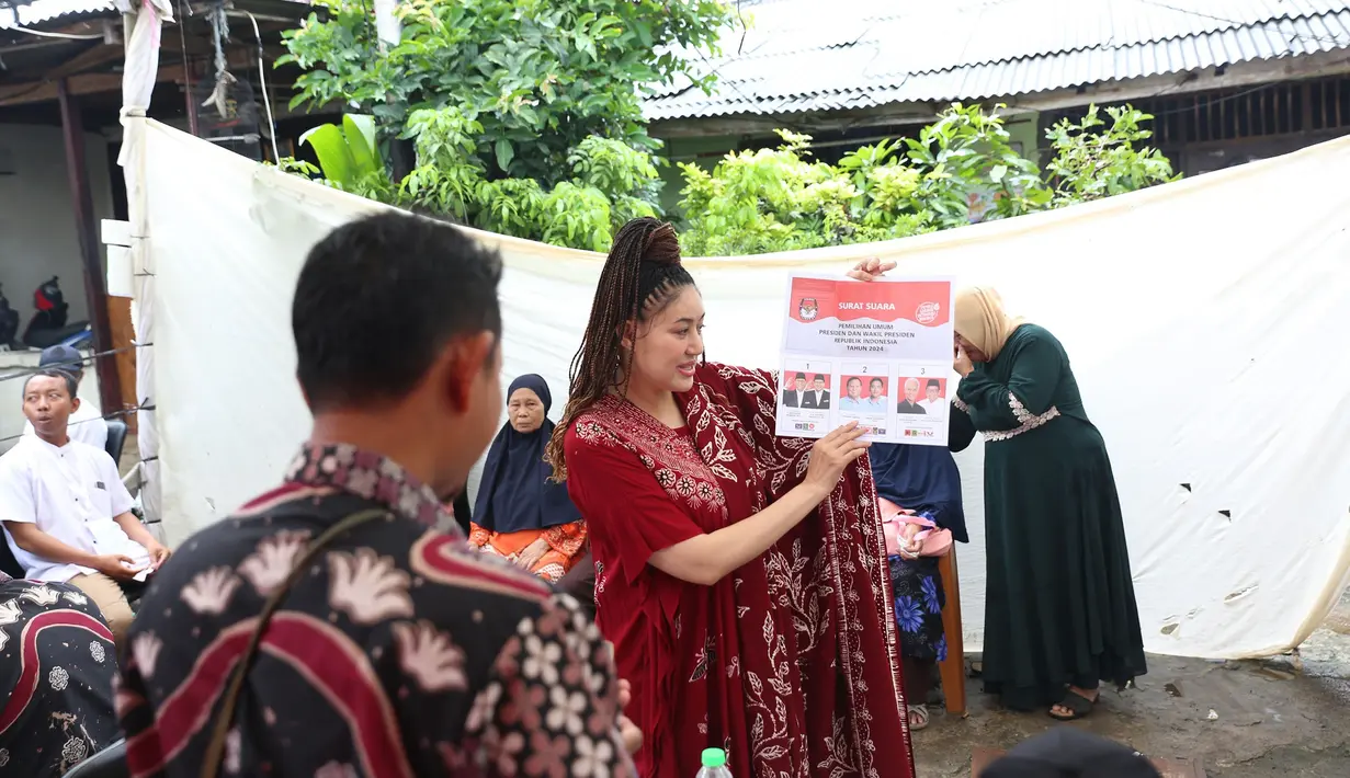 Penampilan penyanyi R&B hits era 90-an, Sania, saat nyoblos ke TPS sukses curi perhatian. [Foto: KLY/Budy Santoso]