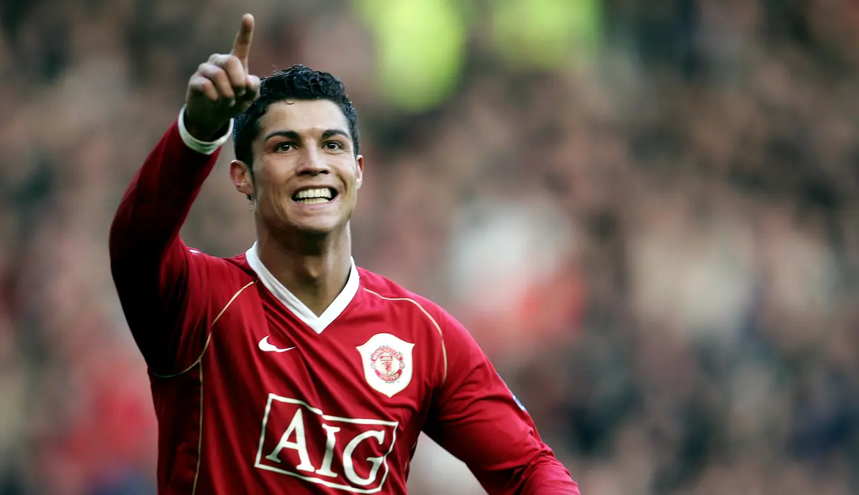 1. Cristiano Ronaldo - Ronaldo menjadi pemain Portugal yang sukses saat berkarier di Manchester United. Ronaldo mempersembahkan tiga gelar Premier League, satu Liga Champions, Piala FA, dan dua Piala Liga bersama Manchester United. (AFP/Paul Ellis)