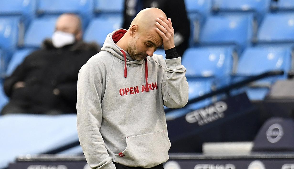 Manajer tim Manchester City, Pep Guardiola tampak kecewa dengan penampilan timnya saat menghadapi Manchester United dalam laga lanjutan Liga Inggris 2020/21 di Etihad Stadium, Minggu (7/3/2021). Mancity kalah 0-2 dari MU. (AFP/Peter Powell/Pool)