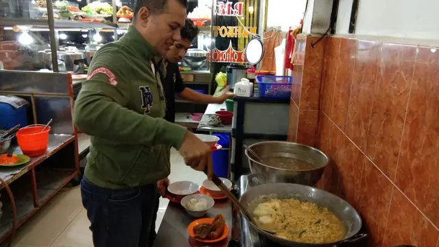 Cawagub Sumut Musa Rajekshah memasak mi