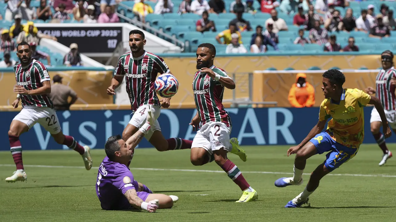 Kiper Fluminense, Fabio, menahan tembakan pemain Mamelodi Sundowns, Tashreeq Matthews, di Piala Dunia Antarklub 2025 di Hard Rock Stadium, Kamis (26/06/2025). (AP Photo/Lynne Sladky)