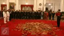 Presiden Joko Widodo membacakan keputusan saat pelantikan di Istana Negara, Jakarta, Jumat (12/5). . Ikut pula dilantik wagub baru Riau yang dipilih dalam sidang paripurna DPRD. (Liputan6.com)