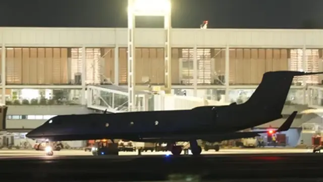 Pesawat yang membawa mantan Presiden Filipina Rodrigo Duterte ke Den Haag bersiap lepas landas di Manila pada Selasa (11/3/2025).