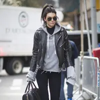 Street style Kendall Jenner ini buat yang ingin tampil maskulin. (Image: seventeen.com. DI: Iqbal Nurfajri)