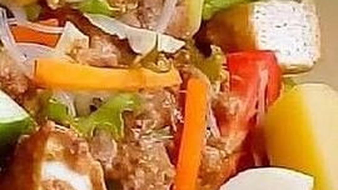 2. Gado-gado: Sayuran Rebus dengan Bumbu Kacang