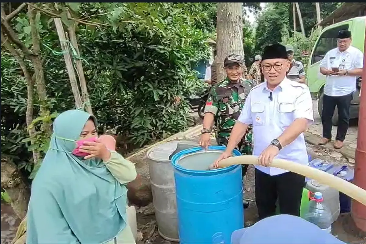 Wali Kota Cilegon Helldy Agustian dan PT Indo Raya Tenaga (IRT) selaku pengelola PLTU Jawa 9&10 saat memberikan bantuan ari bersih untuk warga.