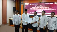 KPU Kabupaten Tangerang menetapkan bacalon Bupati dan Wakil Bupati Kabupaten Tangerang, Zulkarnain dan Lerru Yudistira telah memenuhi syarat mengikuti Pilkada. (Liputan6.com/Pramita Tristiawati).