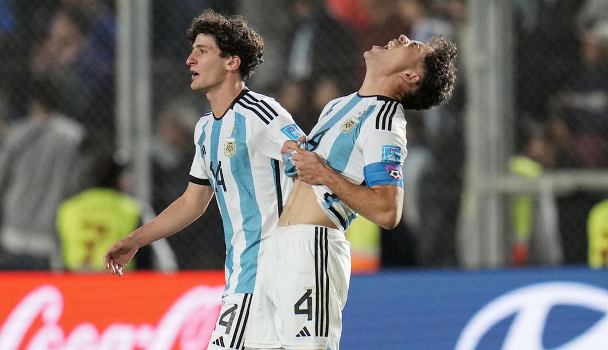 Pemain Timnas Argentina, Agustin Giay, meluapkan kekecewaan setelah ditaklukkan Nigeria pada laga babak 16 besar Piala Dunia U-20 di Stadion Bicentenario, Argentina, Rabu (31/5/2023). Argentina menyerah dua gol tanpa balas. (AP Photo/Ricardo Mazalan)