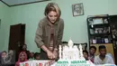 Nikita Mirzani saat merayakan ulang tahun di panti asuhan Muhammadiyah, Jakarta, Jumat (17/3). Kini usai Nikita telah mencapai 31 tahun. (Liputan6.com/Herman Zakharia)