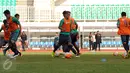 Pemain tim Consadole Sapporo, Irfan Bachdim (tengah) saat mengikuti seleksi timnas Indonesia di Stadion Pakansari, Kab Bogor, Selasa (9/8). Indonesia bakal berlaga di AFF Cup 2016, 19 November-17 Desember mendatang. (Liputan6.com/Helmi Fithriansyah)