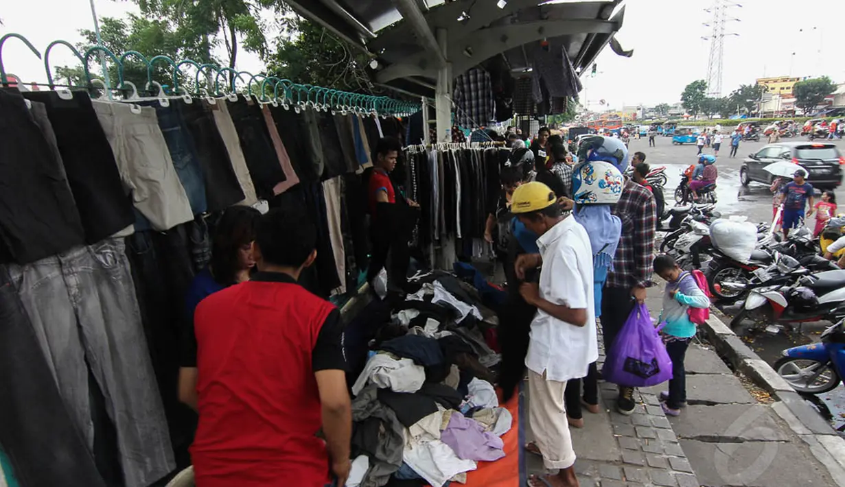 Para pedagang pakaian yang semula berada di lantai 1 dan 2 Blok III, kini menggelar lapak di sisi barat Blok III jalan raya Pasar Senen yang mengarah ke Salemba. (Liputan6.com/Faizal Fanani)