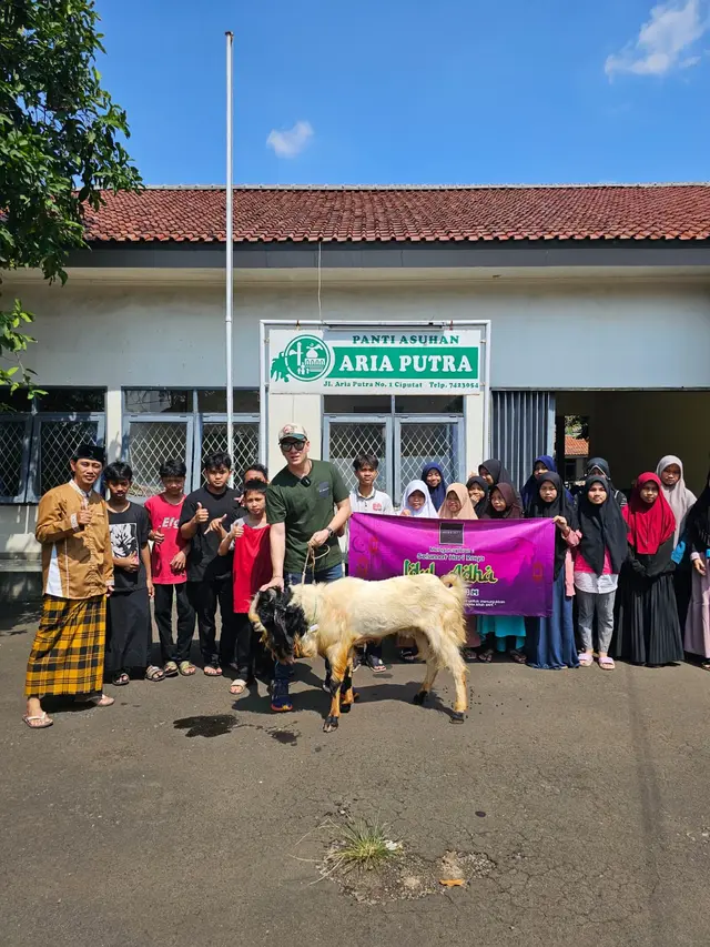 Betrand Antolin menyerahkan hewan kurban.