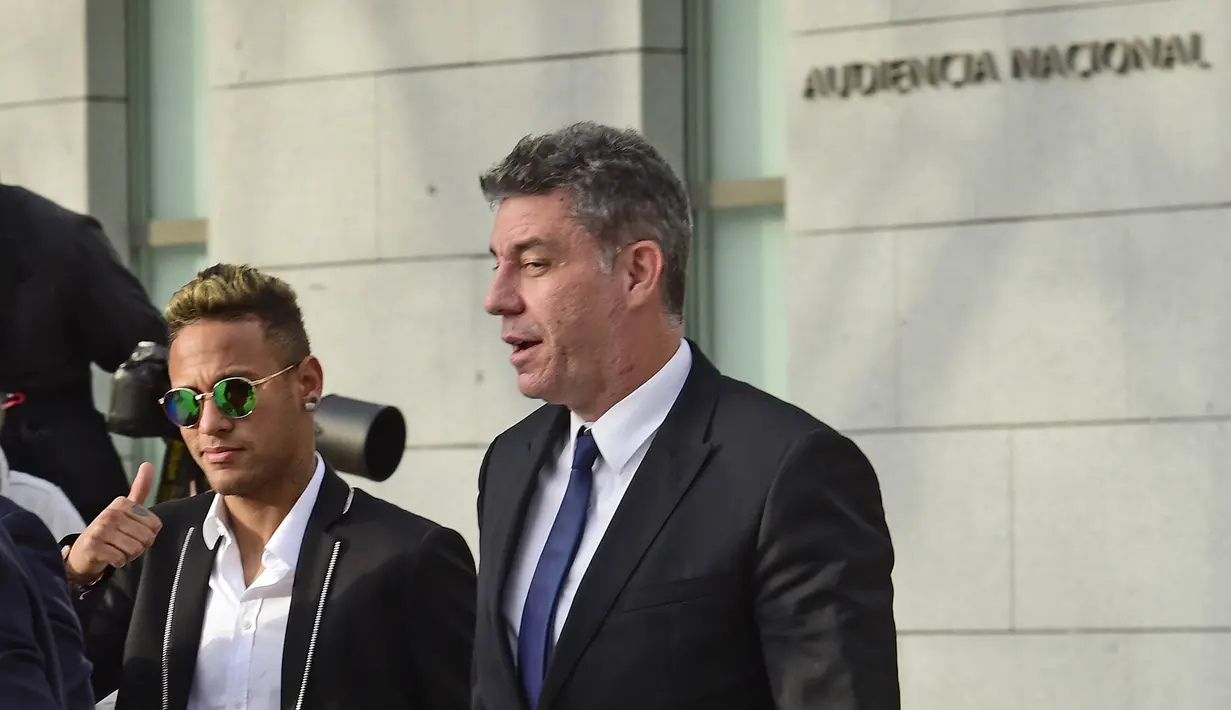 Neymar tetap tersenyum dan menyapa penggemar saat tiba di Kantor Pengadilan Spanyol, Madrid,  Selasa (2/2/2016). Neymar diduga terlibat penggelapan pajak. (AFP/Javier Soriano)