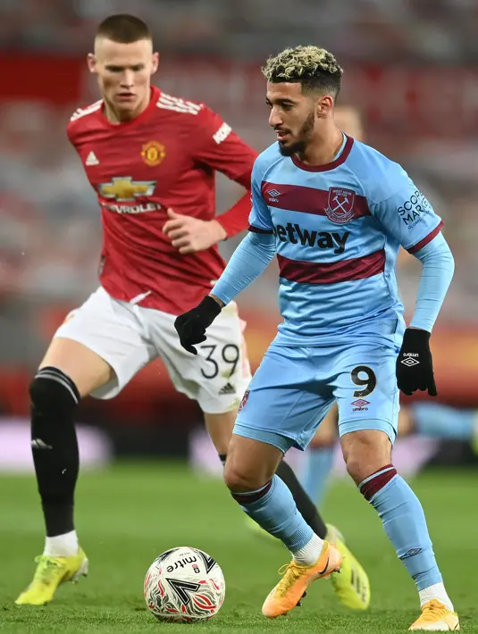 Gelandang Manchester United, Scott McTominay berusaha merebut bola dari Gelandang West Ham, gelandang Said Benrahma pada pertandingan perdelapan final Piala FA di Old Trafford, Inggris (10/2/2021). Kemenangan ini membuat MU lolos ke perempat final Piala FA. (Michael Regan/POOL/AFP)