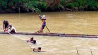 Santri dan warga di Sukabumi menerjang arus deras sungai demi air bersih