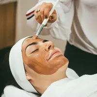 Perawatan wajah praktis dengan membuat masker berbahan buah yang kaya akan vitamin (Foto: Rosa Rafael/Unsplash)