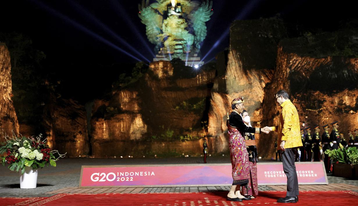 Presiden Indonesia Joko Widodo dan Ibu Negara Iriana Widodo menyambut Menteri Luar Negeri Brasil Carlos Franca (kanan) pada 'Welcoming Dinner and Cultural Performance G20 Indonesia' di Taman Budaya Garuda Wisnu Kencana Bali, Selasa malam (15/11/2022). (Willy Kurniawan/Pool Photo via AP)
