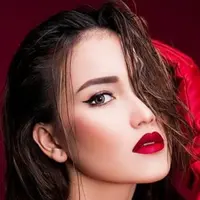 Ayu Ting Ting berbusana dan bergincu merah (Instagram/@ayutingting92)