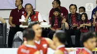 Presiden ke-6 RI yang juga pendiri dan pembina klub voli LavAni, Susilo Bambang Yudhoyono (SBY) menyaksikan langsung laga perdana Timnas voli putra Indonesia di turnamen SEA V League 2023, Padepokan Voli Jenderal Polisi Kunarto, Sentul, Bogor, Jawa Barat, Jumat (21/7/2023). Timnas voli putra Indonesia unggul tiga set langsung 25-20, 25-22, 25-19, atas Filipina. (Liputan6.com/Helmi Fithriansyah)