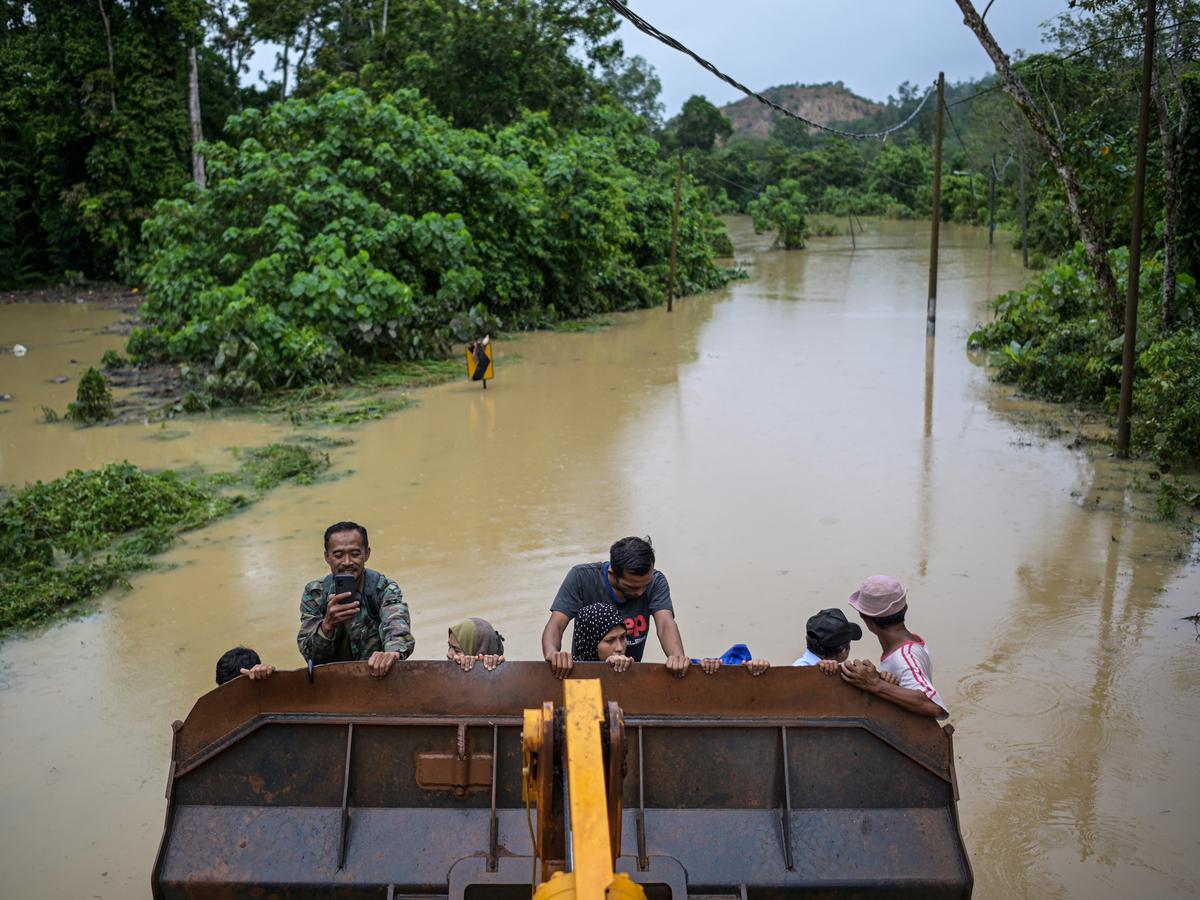 Banjir Malaysia Tak Kunjung Surut, Warga Terpaksa Dievakuasi dengan Ekskavator - Global Liputan6.com