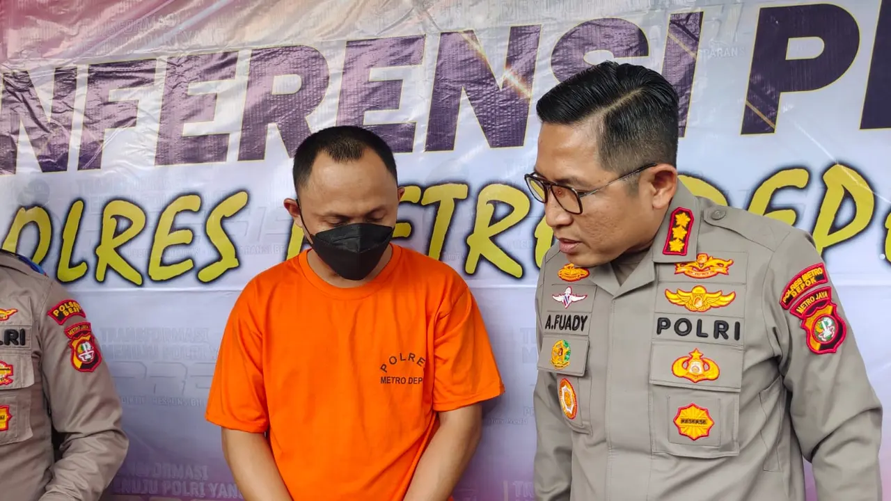 Polres Metro Depok mengamankan pria berinisial T, tersangka penendang sepeda motor dosen Universitas Indonesia (UI), Basari, (Foto: Dicky Agung Prihanto/Liputan6.com)