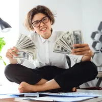 ilustrasi memegang uang/photo created by cookie_studio - www.freepik.com