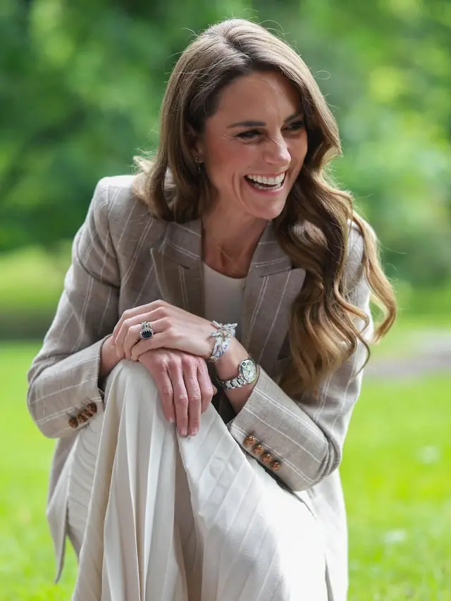 Tanpa Baju Baru, Kate Middleton Pancarkan Aura Keibuan Saat Bermain dengan Anak-Anak di Italia