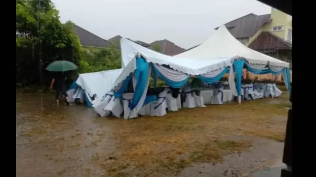 Pengantin di Malaysia Viral karena Tenda Patah H-1 Resepsi Pernikahan Akibat Banjir.  foto: TikTok @hfz_canopy.