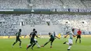 Penyerang Borussia Monchengladbach berusaha melewati pemain Wolfsburg pada laga lanjutan Bundesliga di Borussia Park Stadium, Rabu (17/6/2020) dini hari WIB. Monchengladbach menang telak 3-0 atas Wolfsburg.(AFP/Thilo Schmuelgen/pool)