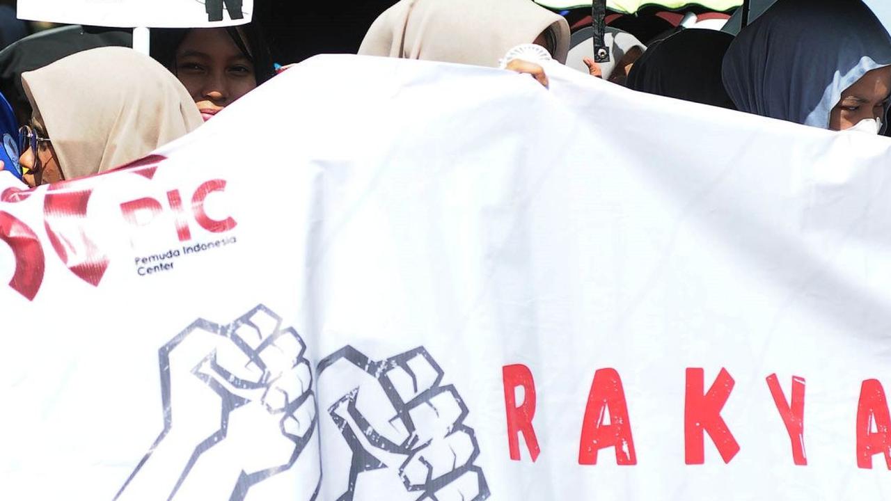 Dalam aksinya mereka bersorak-sorai menyuarakan Pemilu damai. (Foto merdeka.com / Imam Buhori)