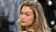 Gigi Hadid - Bradley Cooper Santer Diisukan Telah Menikah, Terciduk Kenakan Cincin Kawin